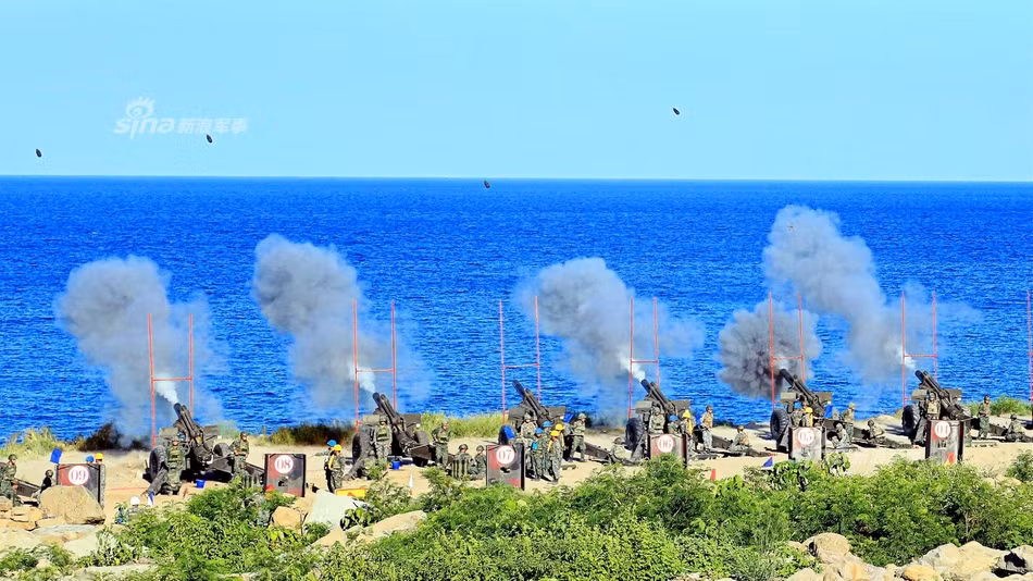 Theo Đài Bắc, đây là cuộc tập trận thường niên của Đài Loan nhằm kiểm tra năng lực chiến đấu của các lực lượng vũ trang Đài Loan. Ảnh lựu pháo 105mm của Quân đội Đài Loan tham gia cuộc tập trận bắn đạn thật. Nguồn ảnh: Youth Daily.