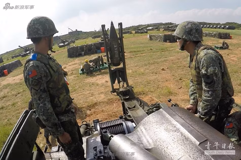 Do trọng lượng của mỗi biên đạn pháo nặng đến 30kg chưa kể liều phóng, quá trình nạp đạn của M110 cũng được tự động hóa với cánh tay trợ lực cho phép nó đạt tốc độ bắn khoảng 2 phát/phút. Nguồn ảnh: Youth Daily.