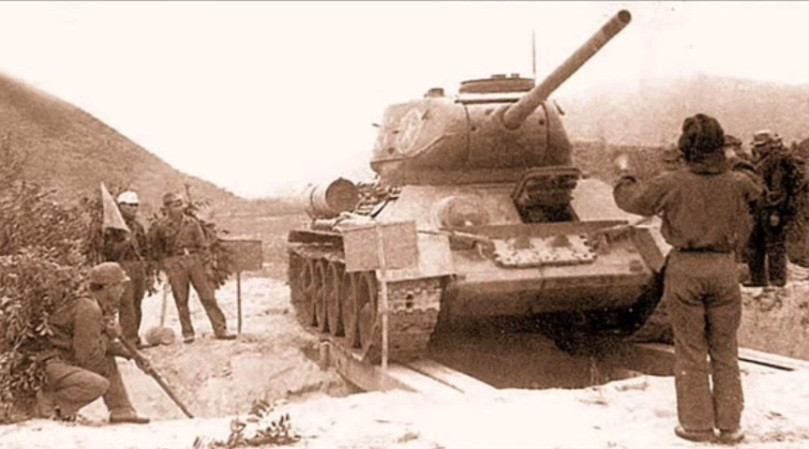 Thậm chí với các dòng xe tăng hạng nhẹ như M41 Bulldog mà Mỹ mang tới Việt Nam, những chiếc xe tăng T-34/85 của chúng ta hoàn toàn có khả năng chơi "sòng phẳng", đánh vỗ mặt đối phương mà không gặp phải bất cứ khó khăn gì. Nguồn ảnh: WWIIafter.