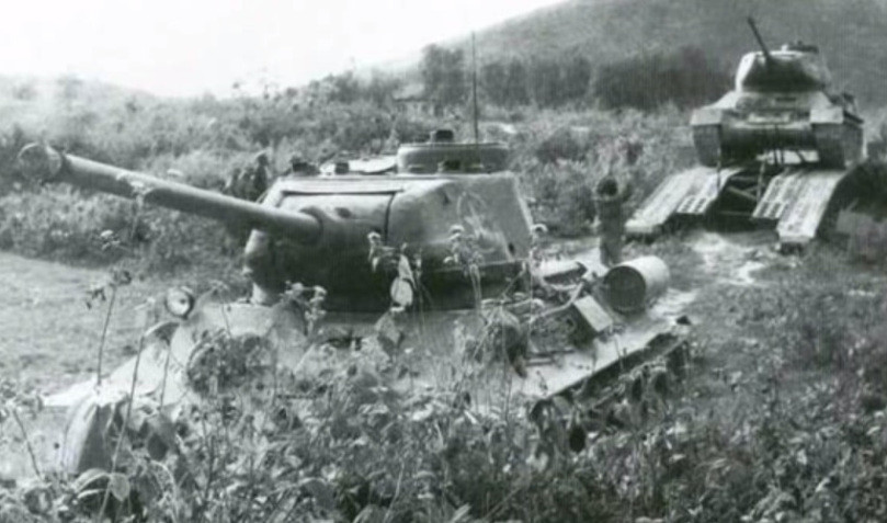 Thậm chí, tới tận khi Chiến tranh Việt Nam kết thúc, những chiếc T-34 của ta vẫn có thể hoạt động khá tốt trong Binh chủng Tăng-Thiết giáp bên cạnh những chiếc T-54/55, cho đến khi chúng bị loại biên hoàn toàn trong nhiều năm sau đó. Nguồn ảnh: WWIIafter.