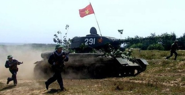 Tới tận những năm 2000, hình ảnh về chiếc xe tăng T-34 vẫn thi thoảng xuất hiện trong các cuộc tập trận.Và trên thế giới hiếm có dòng xe tăng nào phải trải qua hai cuộc chiến khốc liệt nhất lịch sử loài người là Chiến tranh Thế giới thứ 2 và Chiến tranh Việt Nam như T-34. Nguồn ảnh: WWIIafter.