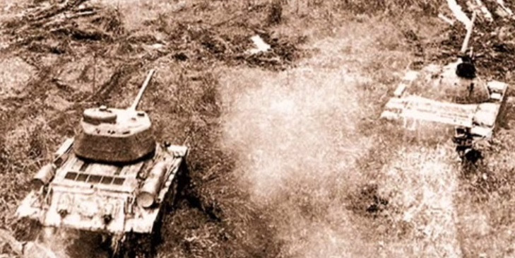 Những chiếc T-34/85 của ta được trang bị động cơ diesel có công suất 500 mã lực, cung cấp tỷ suất sức khéo lên tới 18,9 sức ngựa trên tấn. Tỷ số sức khéo này là vừa đủ để những chiếc T-34 có thể vượt qua được các vùng địa hình xấu trên chiến trường Miền Nam nước ta. Ảnh: xe tăng T-34 "sánh vai" cùng một chiếc T-54/55 trong thời kỳ kháng chiến chống Mỹ. Nguồn ảnh: WWIIafter.