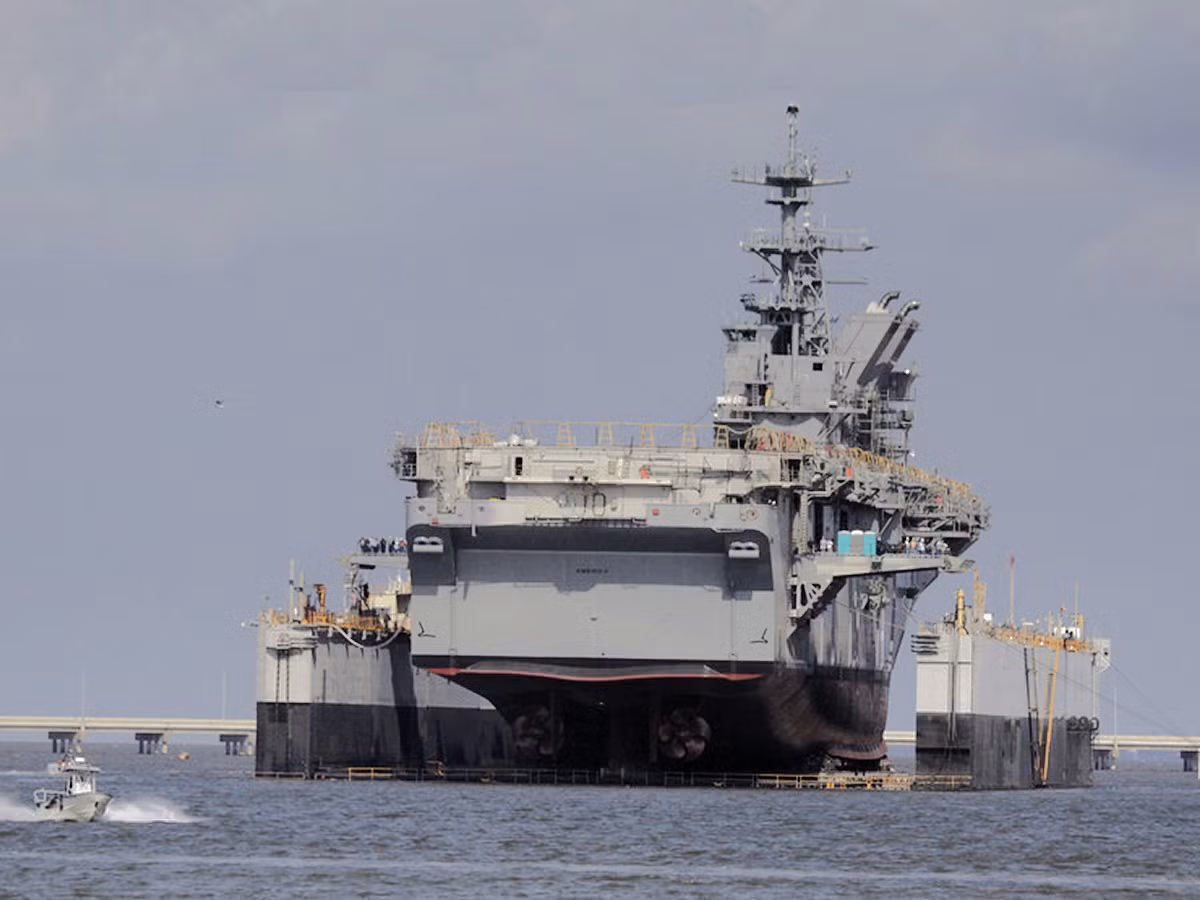 Tàu USS Tripoli có khả năng chứa tối đa tới 1687 lính Thủy quân Lục chiến, ngoài ra, con tàu này cũng có thể mang theo được các phương tiện vận tải lưỡng cư để phục vụ quá trình đổ bộ tấn công qua đường biển. Nguồn ảnh: Free.