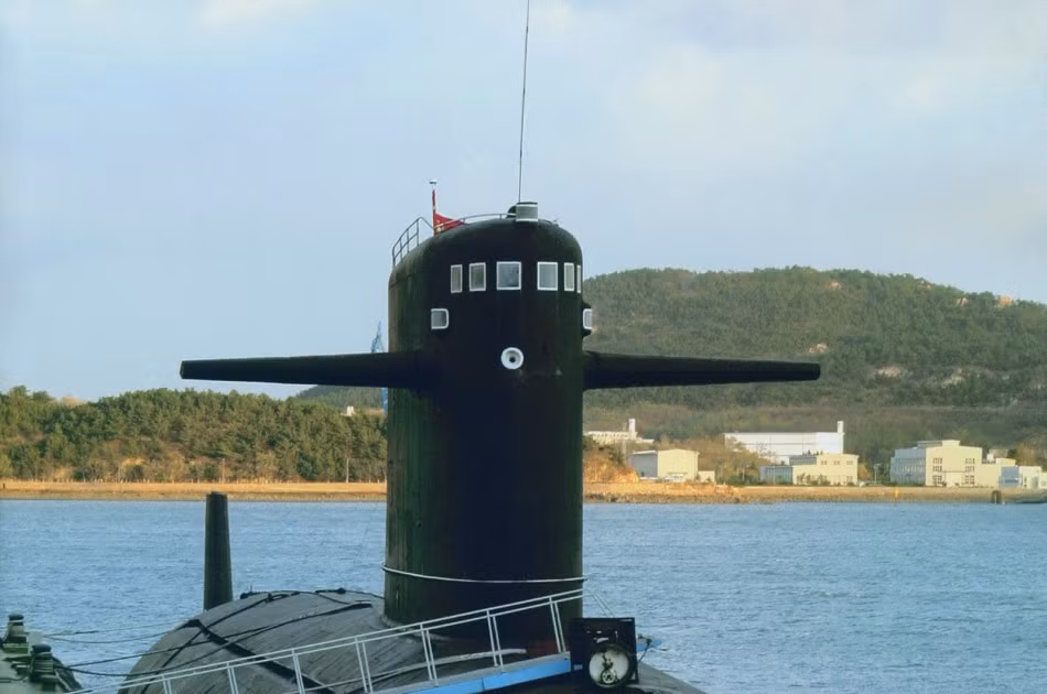 Các tàu ngầm hạt nhân thuộc lớp Han của Trung Quốc có độ giãn nước 5500 tấn khi lặn, được trang bị một động cơ điện hạt nhân và có trang bị 6 ống phóng ngư lôi cỡ 533 mm. Nguồn ảnh: Asia.