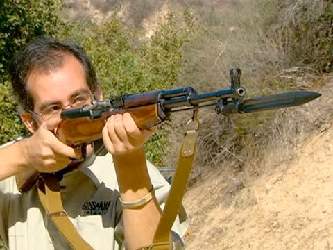 Cụ thể, CKC có gia tốc đầu nòng lên tới 735m/s (của AK-47 là 715m/s), tầm bắn hiệu quả của CKC đạt 400 mét và có thể sát thương ở cự ly 1000 mét nếu được trang bị thêm kính ngắm hỗ trợ, trong khi đó tầm bắn của AK-47 chỉ đạt khoảng 800 mét và ở ngoài 500 mét, độ sát thương của AK-47 sẽ giảm đi rất nhiều. Nguồn ảnh: Guns.