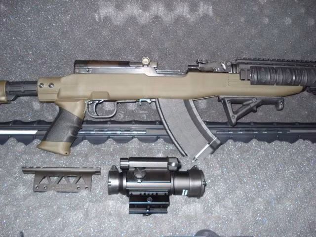 Những khẩu súng trường SKS hiện đại ngày nay rất được các nhà sưu tập súng ưa chuộng nhất là ở thị trường Mỹ do súng sử dụng đạn cỡ lớn, bắn xa tốt, sát thương cao và rất ổn định. Vả lại, nhiều bang của Mỹ có luật cấm sử dụng vũ khí tự động nên khẩu CKC hiển nhiên là lựa chọn tốt nhất trong số những khẩu súng trường bán tự động được bày bán ở Mỹ. Nguồn ảnh: Pinterest.