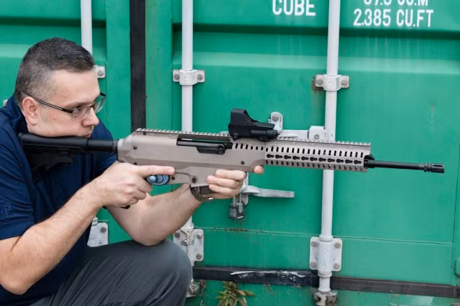 Những khẩu CKC hiện đại có cấu tạo hoàn toàn bằng nhựa và kim loại, các chi tiết bằng gỗ đã không còn, hộp tiếp đạn có thể tháo lắp được thay thế cho việc nạp đạn theo khay như trên khẩu CKC cũ. Một hệ thống rãnh kỹ thuật cũng được thêm vào để khẩu súng này có thể lắp được thêm nhiều chi tiết như kính ngắm, đèn pin, đèn laser, tay cầm chống rung,... Nguồn ảnh: Firearm.