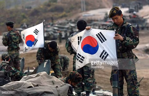 Về quân số dự bị của Hàn Quốc là tương đương với Triều Tiên, tuy nhiên quân số của Hàn Quốc trong trường hợp tổng động viên lại lên tới 21 triệu người, nhiều gấp đôi so với Bình Nhưỡng. Nguồn ảnh: Gettyimg.