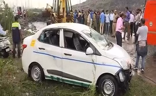 Nui rac do sap de chet 2 nguoi, hat vang o to