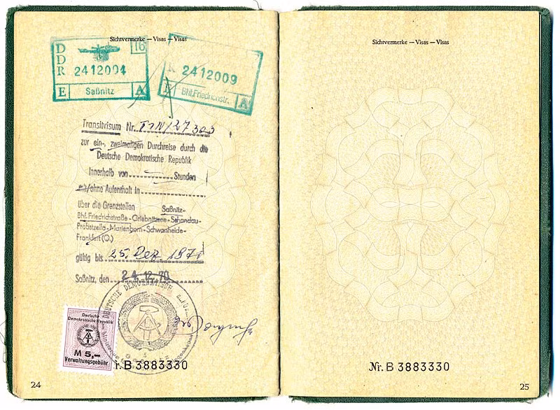 Dấu thông hành được đóng vào hộ chiếu của những người qua lại giữa hai bờ Berlin. Từ việc là người dân sống trong cùng một thành phố, giờ đây mỗi lần đi lại giữa phía Đông và Tây Berlin người dân Đức phải sử dụng đến... hộ chiếu. Nguồn ảnh: Commons.