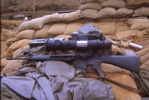 Nhưng điểm yếu lớn nhất của những chiếc kính nhìn đêm này đó là nó quá dễ hỏng. Khí hậu nóng ẩm mưa nhiều ở nước ta hoàn toàn không phù hợp với việc sử dụng những thiết bị quang học đắt tiền này nhất là nếu sử dụng trong một thời gian dài. Nguồn ảnh: Vietnamwar.