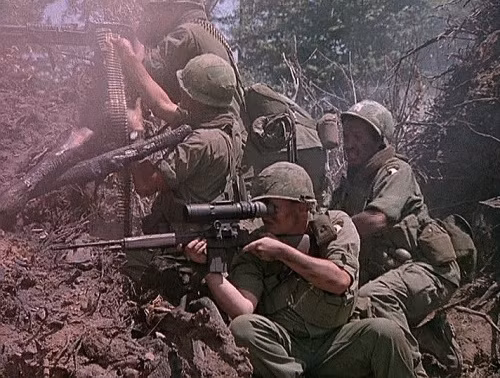 Chính bởi những lý do trên, Quân đội Mỹ trong chiến tranh Việt Nam đã ít sử dụng loại kính nhìn đêm này trong tác chiến, thay vào đó họ sử dụng nhiều pháo sáng và đèn pha công suất lớn cho các nhiệm vụ canh gác để đảm bảo tính hữu dụng và "đồng bộ" giữa nhiều lực lượng khác nhau. Nguồn ảnh: Firearm.