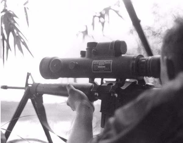 Thêm vào đó, kính nhìn đêm trong chiến tranh Việt Nam có kích thước quá cồng kềnh, vướng víu khi sử dụng và khó sử dụng. Nguồn ảnh: Quora.