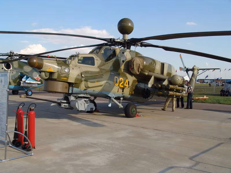 Cải tiến lớn nhất của Mi-28NE so với các phiên bản trước đó, đó là nó được trang bị hệ thống điều khiển bay cơ học kép, cho phép phi công thực hiện những pha cơ động khó ở độ cao thấp bất chấp điều kiện khách quan bên ngoài. Nguồn ảnh: Defense.