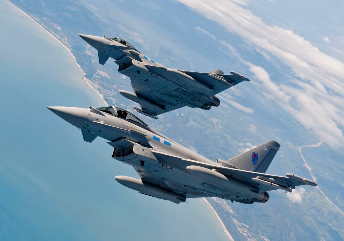 Chiến đấu cơ Eurofighter Typhoon có chiều dài 15,96 mét, sải cánh rộng 10,95 mét và có diện tích mặt cánh rộng 51,2 mét vuông. Nó có trọng lượng rỗng khoảng 11 tấn trong khi đó trọng lượng cất cánh tối đa vào khoảng 23,5 tấn. Nguồn ảnh: Eurofighter.