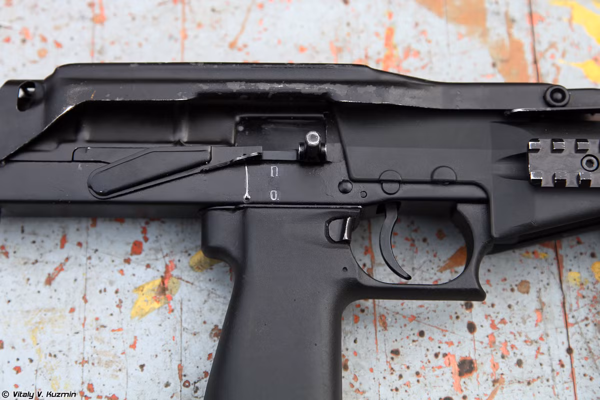 Khác với nhiều khẩu súng tiểu liên hiện đại có nhiều chế độ bắn, SR-2 chỉ có hai chế độ là "an toàn" và "bắn". Với cỡ đạn 9x21mm, khẩu súng này có lợi thế cực kỳ lớn đó là có độ giật rất thấp, người lính có thể tự tác xạ bằng cách nhấp nhả cò bắn để có được độ chụm đạn tối đa. Nguồn ảnh: Wiki.