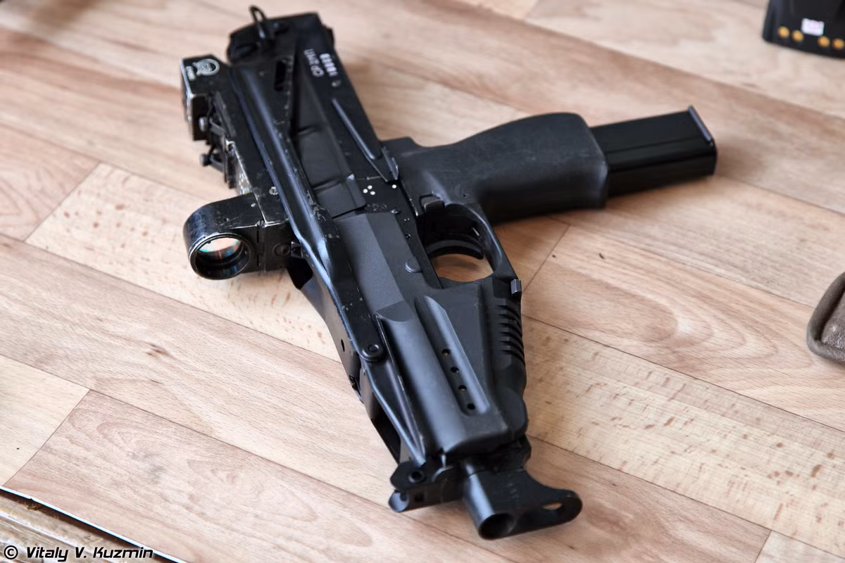 Với độ phổ biến và tính khả dụng của mình, nhiều phiên bản súng tiểu liên SR-2 đã được ra đời để phù hợp với nhiều lực lượng, nhiều cách thức sử dụng khác nhau. Nhiều phụ kiện như tay cầm, kính ngắm, giảm thanh,... cũng được sản xuất đi kèm theo khẩu tiểu liên này. Nguồn ảnh: Commons.