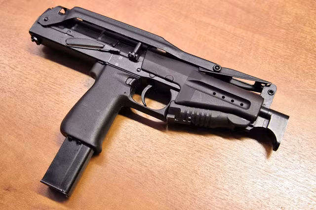 Tầm bắn hiệu quả của khẩu súng này vào khoảng 200 mét. Súng có thể lắp được nhiều loại hộp tiếp đạn có sức chứa từ 10, 20 tới 30 viên. Nguồn ảnh: Pinterest.