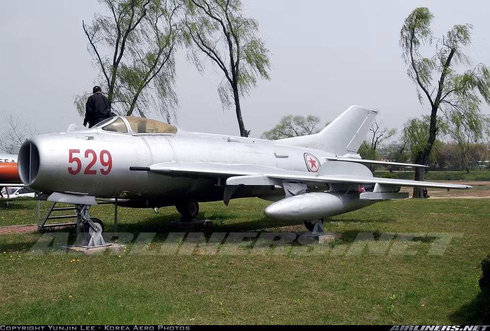 Ngay lập tức, hàng trăm lính Hàn Quốc và Mỹ đã thiết lập một vành đai an toàn xung quanh sân bay Suwon ở Hàn Quốc để đảm bảo an toàn tuyệt đối cho phi công Triều Tiên đào tẩu này. Chiếc phi cơ J-6 đã hạ cánh an toàn trước sự yểm trợ của hàng nghìn lính và nhân viên mặt đất cùng 6 chiến đấu cơ Hàn Quốc ở trên không. Lee Chul So hoàn toàn bình an vô sự khi đặt chân tới Hàn Quốc. Nguồn ảnh: Airliners.