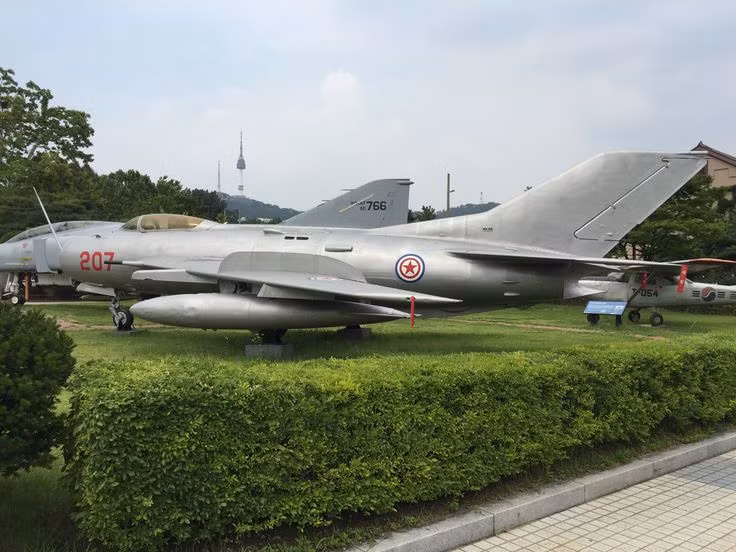 Ngoài ra, hệ thống liên lạc của các máy bay chiến đấu Triều Tiên cũng được can thiệp để chúng không thể nhận được tần số liên lạc của phía Hàn Quốc và có nguy cơ bị bắn hạ ngay khi bay vượt qua biên giới xuống phía Nam. Lee Chul So biết rất rõ nguy cơ mình sẽ bị bắn rơi nhưng anh vẫn quyết tâm thực hiện phi vụ này. Nguồn ảnh: Pinterest.