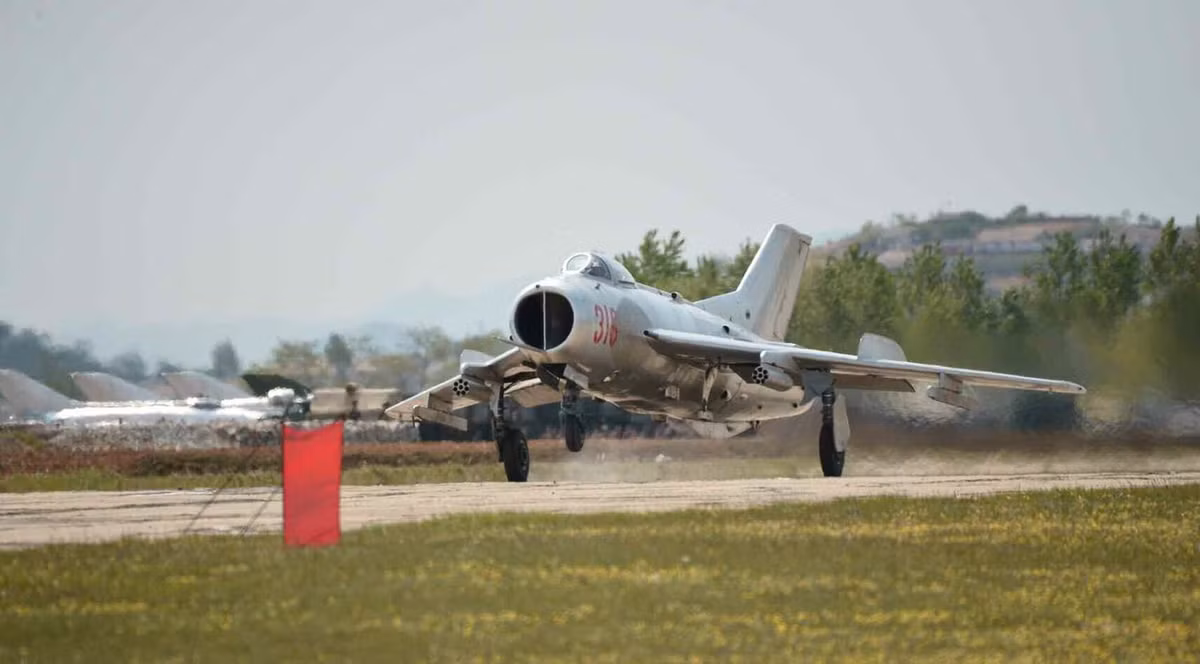 Trong lịch sử Không quân Triều Tiên, đã có 4 người từng đào thoát thành công cùng chiếc máy bay của mình sang Seoul vào những năm 1953, 1960, 1983 và Lee Chul So là người cuối cùng thực hiện vụ đào tẩu từ Triều Tiên vào năm 1996. Kể từ đó tới nay, chưa có bất cứ một cuộc đào tẩu này của các phi công Triều Tiên cùng các máy bay của mình được cho là thành công. Nguồn ảnh: Oryx.