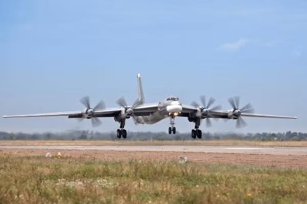 Tu-95 là một loại máy bay ném bom được sản xuất theo công nghệ cũ nên có số lượng phi hành đoàn của nó khá đông, lên tới 7 người trong đó bao gồm một phi công chính, một phi công phụ, một kỹ sư hàng không, một liên lạc, một tới hai dẫn đường và một xạ thủ súng máy đuôi. Nguồn ảnh: Debug.