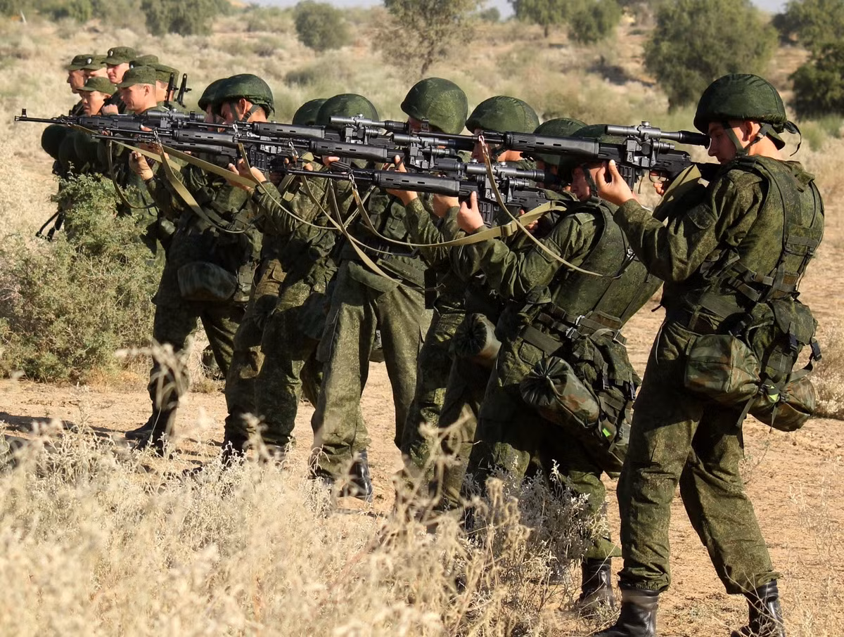 Bắt đầu từ cuối tháng 9 vừa rồi và dự kiến sẽ kết thúc vào ngày 9/9 sắp tới, Selenga-2017 được xem là một trong các hoạt động quân sự chung thường niên giữa Nga và Mông Cổ giúp quân đội hai nước trao đổi kinh nghiệm cũng như phối hợp tác chiến trong các tình huống phức tạp mà cả hai quốc gia có thể phải đối mặt trong tương lai gần. Nguồn ảnh: Live.