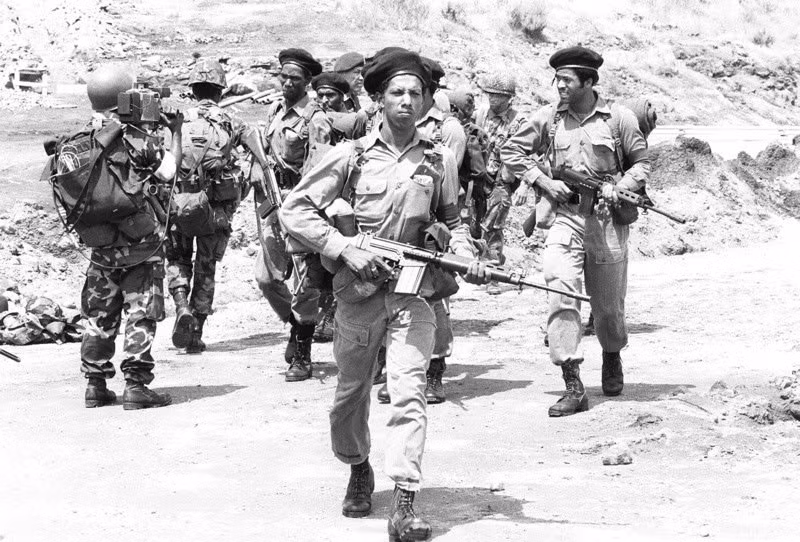 Ra đời từ năm 1953, thiết kế của khẩu FN FAL tới nay đã được coi là lỗi thời tuy nhiên nó vẫn được nhiều nước trên thế giới tin tưởng sử dụng. Tổng cộng đã có khoảng 2 triệu khẩu súng trường tấn công FN FAL được sản xuất từ năm 1953 tới nay. Nguồn ảnh: Spaci.