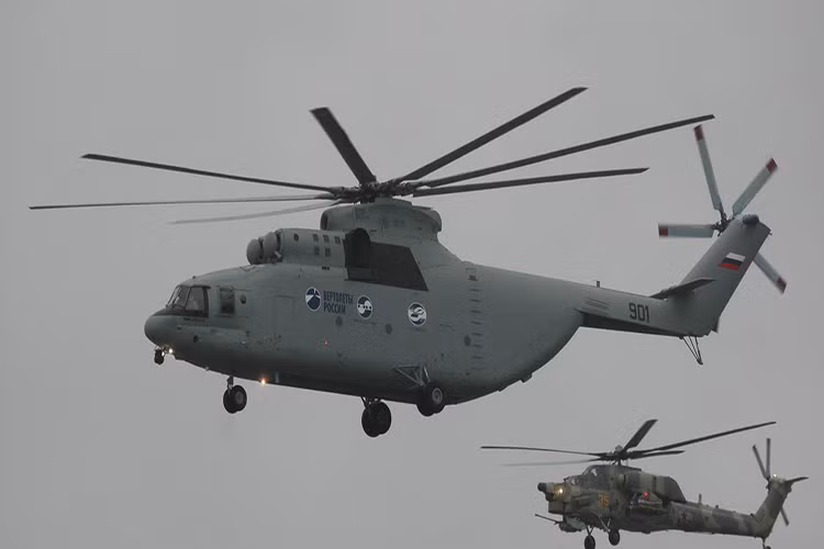 Chiếc trực thăng vận tải hạng nặng này có khả năng chở theo tối đa 90 lính với đầy đủ trang bị vũ khí hoặc 60 cáng cứu thương. Khả năng vận tải của Mi-26 cũng cực kỳ đáng nể khi nó có thể mang theo lượng hàng hóa nặng tới 20 tấn. Nguồn ảnh: Aviation International.