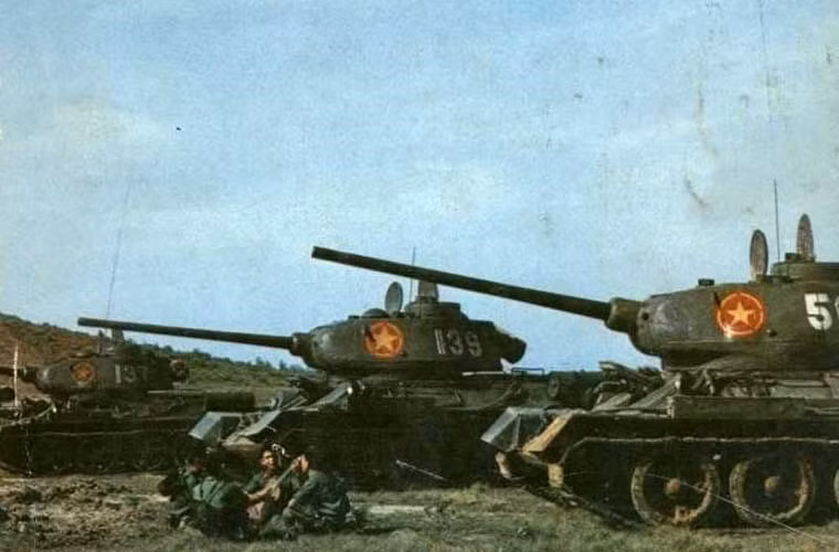 Với thiết kế trên T-34/85 khá phù hợp khi hoạt động trên khu vực địa hình vốn chỉ có các vùng đồng bằng nhỏ hẹp như ở Việt Nam, bên cạnh đó trong giai đoạn đầu phát triển các đơn vị xe tăng đầu tiên ta chỉ có thể nhận viện trợ từ các nước bạn chứ không thể tự trang bị các dòng xe tăng chiến đấu kiểu mới. Nguồn ảnh: WWIIafter.