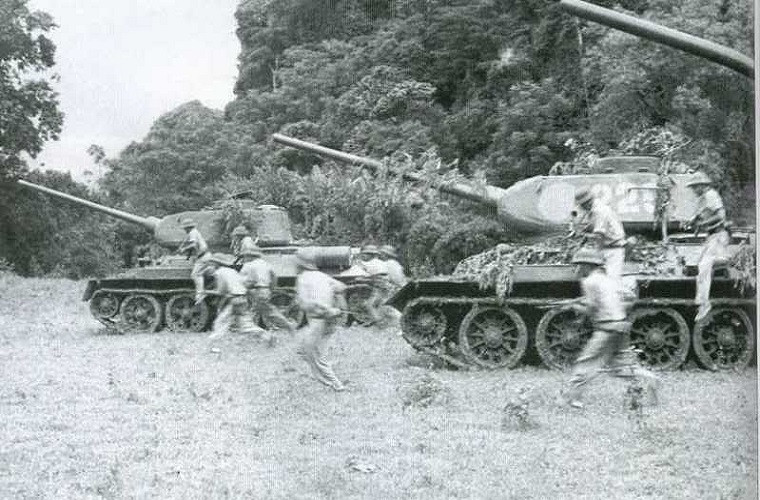 Về mặt hỏa lực, những chiếc T-34 của ta được trang bị pháo chính 85 mm. Với các loại phương tiện thiết giáp của đối phương như xe thiết giáp chở quân M113 hay các loại xe tải, xe cơ giới, khẩu pháo này hoàn toàn có thể bắn hạ chúng chỉ trong một phát bắn. Nguồn ảnh: WWIIafter.