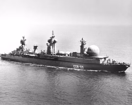 Dựa vào lãnh thổ rộng lớn của mình, các tàu hộ vệ tên lửa của Liên Xô có thể phóng tên lửa tấn công từ bên trong lãnh hải Liên Xô tới thẳng các mục tiêu quân sự quan trọng của Mỹ ở Thái Bình Dương. Thậm chí, ngay cả khi tàu hộ vệ tên lửa của Liên Xô nằm trong cảng thì tầm bắn của chúng vẫn có thể vươn tới các căn cứ của Hải quân Mỹ ở Hàn Quốc hay Nhật Bản. Nguồn ảnh: Pinterest.