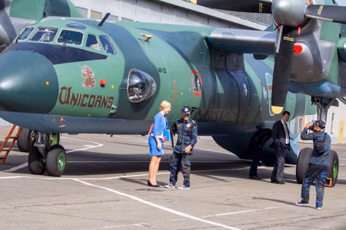 Có giá 15 triệu USD mỗi chiếc, An-32 được coi là phiên bản nâng cấp An-26 với hệ thống động cơ và khung máy bay được thiết kế lại do Ấn Độ đặt hàng Liên Xô sản xuất. Thiết kế mới của An-32 được cho là có khả năng chịu đựng các yếu tố thời tiết tốt hơn so với chiếc An-26 cũ. Nguồn ảnh: Dylan.