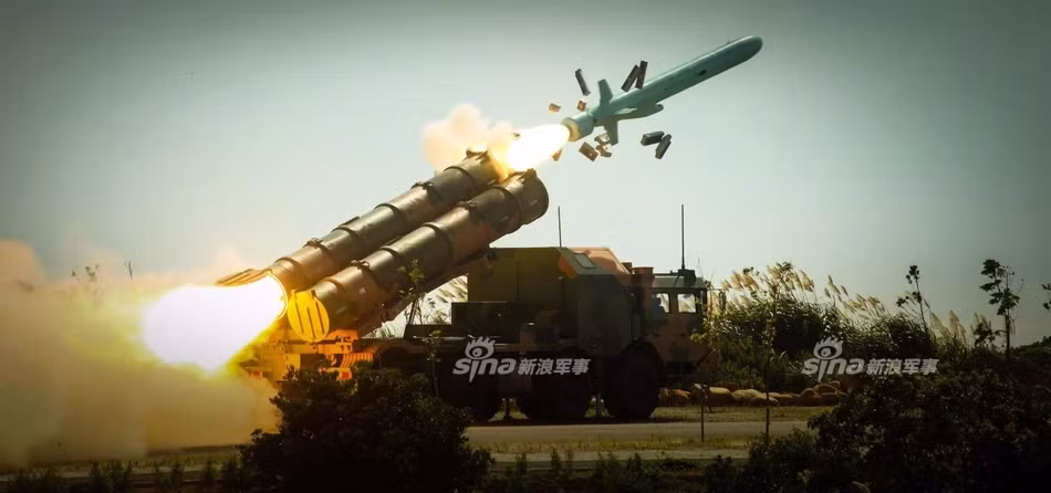 Tên lửa hành trình chống hạm YJ-62 của Trung Quốc có tầm bắn tối đa 400 km, được trang bị đầu đạn nặng 210 kg và có tốc độ tối đa từ Mach 0,6 tới Mach 0,8. Tên lửa được dẫn đường thông qua hệ thống định vị vệ tinh và sử dụng cơ sở dữ liệu bản đổ vệ tinh do Trung Quốc tự xây dựng mang tên Beidou. Nguồn ảnh: Sina.