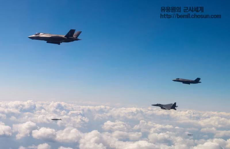 Thực chất, đây là một phần hoạt động của cuộc tập trận chung mang tên "Người bảo vệ Tự do Ulchi" đã diễn ra từ ngày 21-31/8. Tuy nhiên, nhiều trang thông tấn quốc tế cho rằng cuộc tập trận này đã được mở rộng ra vào phút cuối do vụ thử tên lửa của Triều Tiên hôm thứ ba tuần vừa rồi. Nguồn ảnh: Chosul.