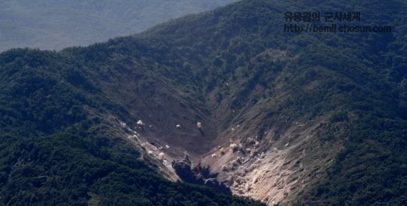 Động thái này của Mỹ - Hàn Quốc được xem là hành động đáp trả lại vụ thử tên lửa đạn đạo tầm xa vào hôm 29/8. Trong vụ thử này tên lửa của Triều Tiên bay qua ngay trên không phận Nhật Bản ở độ cao hơn 500km khiến cả nước Nhật chết lặng. Trong ảnh là địa điểm Mỹ-Hàn rải mưa bom xuống gần biên giới Triều Tiên. Nguồn ảnh: Chosul.