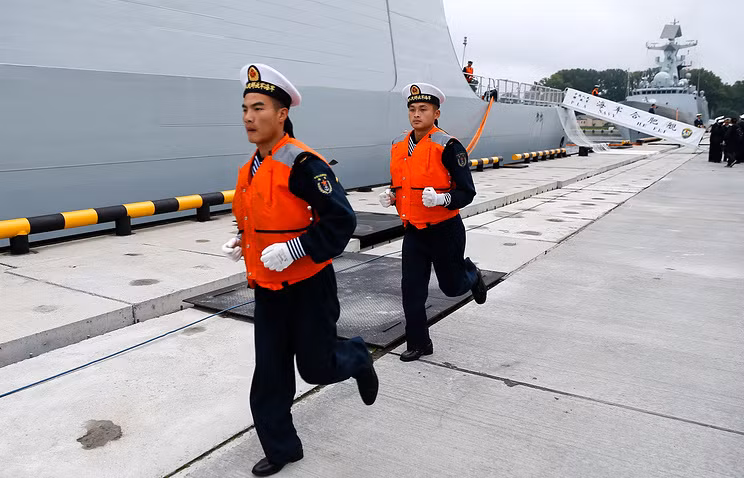 Giới chuyên gia quân sự thế giới nhận định, trong tương lai mối quan hệ và hợp tác quốc phòng giữa Trung Quốc và Nga sẽ còn khăng khít hơn nữa với các cuộc tập trận chung trên đất liền và trên biển diễn ra ngày càng dày đặc. Bên cạnh đó cũng là để Nga-Trung đi đến một phương án xử lý tình huống chung trong bối cảnh tình hình an ninh khu vực Đông Bắc Á đang trở nên xấu đi. Nguồn ảnh: Tass.