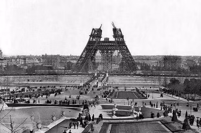 Tháp Eiffel đang được xây dựng (1888). Bạn có thể tưởng tượng Paris như thế nào trước khi có Tháp Eiffel? Hình ảnh này mô tả ít nhất một phần ý tưởng đó.