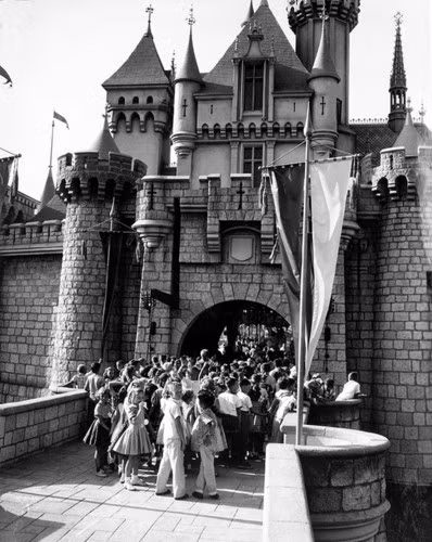 Bức ảnh hiếm trong ngày khai trương Disneyland (1955).