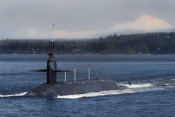 Tàu ngầm Ohio có 15 sĩ quan chỉ huy và 140 thủy thủ. Độ sâu tối đa mà những tàu ngầm này từng được thử nghiệm đạt 240 mét. Tùy từng phiên bản mà các tàu ngầm Ohio sẽ được trang bị ống phóng ngư lôi 533 mm, giếng phóng tên lửa hành trình Trident hoặc tên lửa hành trình Tomahawk. Nguồn ảnh: Pinterest.