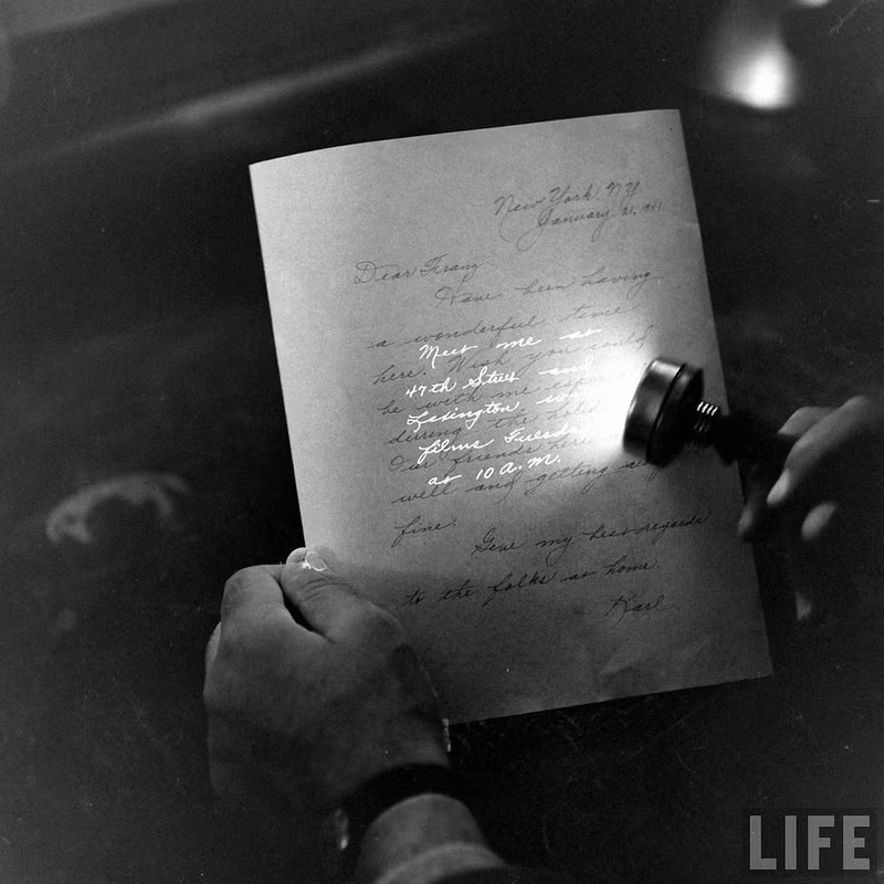 Thư viết tay với mực tàng hình cũng là cách thức khá phổ biến với nhiều điệp viên. Mỗi quốc gia lại sử dụng một loại mực riêng, các điệp viên của Mỹ trong thời kỳ chiến tranh Việt Nam thường sử dụng một loại mực hóa chất đặc biệt, chỉ bị phát hiện khi dùng loại hóa chất tương ứng bôi lên tờ giấy. Nguồn ảnh: Life.