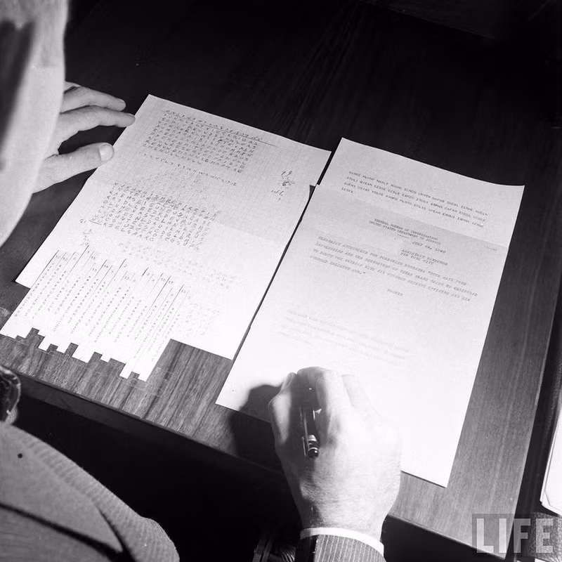 Một cách thức khác cũng khá được ưa chuộng đó là gửi những bản mật mã chép tay. Những bản mật mã này được mã hóa theo thỏa thuận của người mã hóa và người giải mã. Thậm chí khi rơi vào tay kẻ thù thì các bản tài liệu được mã hóa này cũng không thể được giải mã nếu không có bảng mã gốc. Nguồn ảnh: Life.