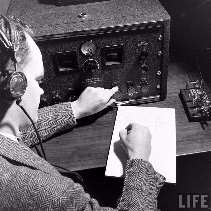 Đối với các điệp viên ngoại tuyến nằm xa mạng lưới, việc sử dụng điện đàm liên lạc là cách duy nhất nhưng cũng nguy hiểm nhất vì đối phương có thể lần theo tần số phát và truy ra được vị trí của chiếc điện đài một cách dễ dàng. Nguồn ảnh: Life.