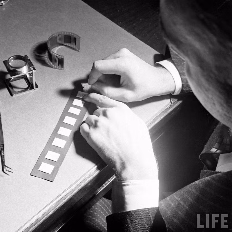 Giấu những tấm phim âm bản trong các tấm vải sau đó khâu vào áo quần là cách thức được rất nhiều điệp viên sử dụng. Đối phương sẽ không thể phát hiện ra được nếu lục soát người điệp viên theo cách thông thường. Nguồn ảnh: Life.