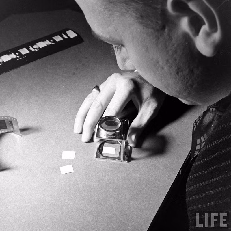 Mỗi trang tài liệu sẽ được thu nhỏ lại thành một tấm phim có khổ rộng chỉ 35 mm. Với kích cỡ này, người tình báo viên có thể giao cho người liên lạc hàng chục tủ hồ sơ tài liệu của đối phương một cách kín đáo, gọn gàng. Nguồn ảnh: Life.