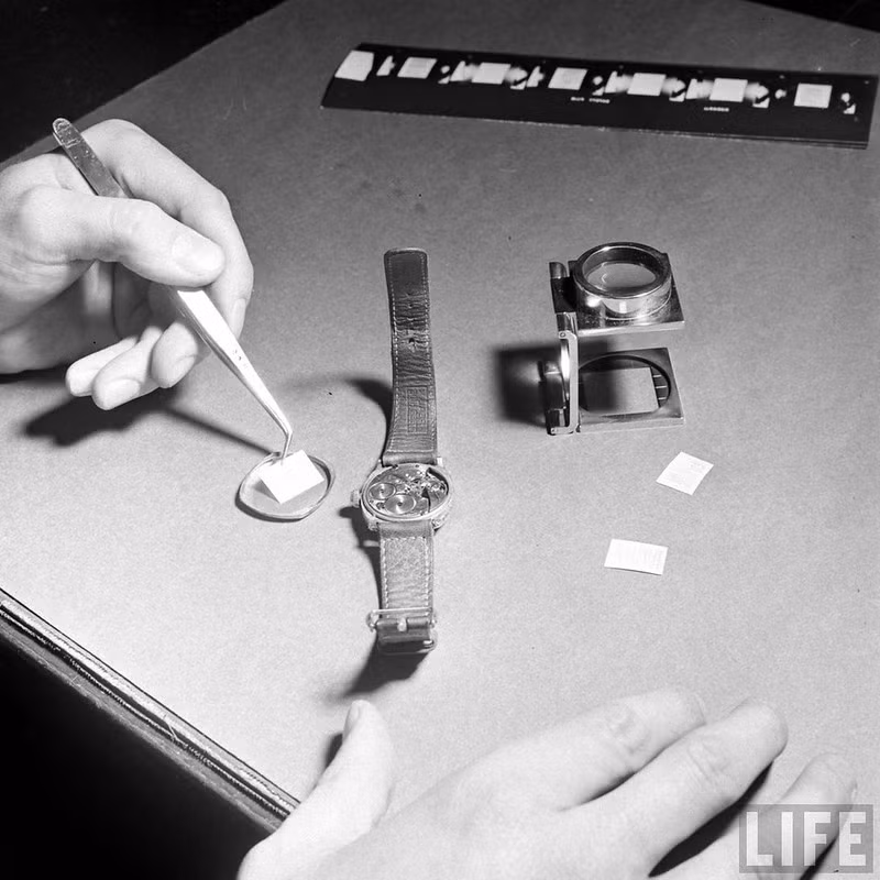 Sao chép tài liệu bằng máy ảnh luôn là cách ưa thích của mọi điệp viên trong Chiến tranh Lạnh bởi nó đơn giản, tiện lợi và dễ cất giấu, thói quen này xuất phát từ cả trước Chiến tranh Thế giới thứ 2 và tồn tại đến tận ngày nay. Trong ảnh là một điệp viên CIA cất phim tài liệu vào bên trong một chiếc đồng hồ đeo tay. Nguồn ảnh: Life.