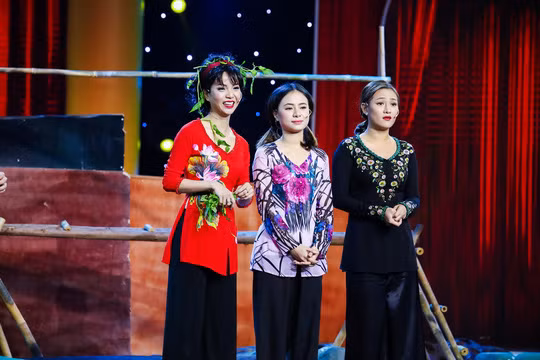 Ba co gai xinh dep khien Viet Huong cuoi khong ngung la ai?-Hinh-3