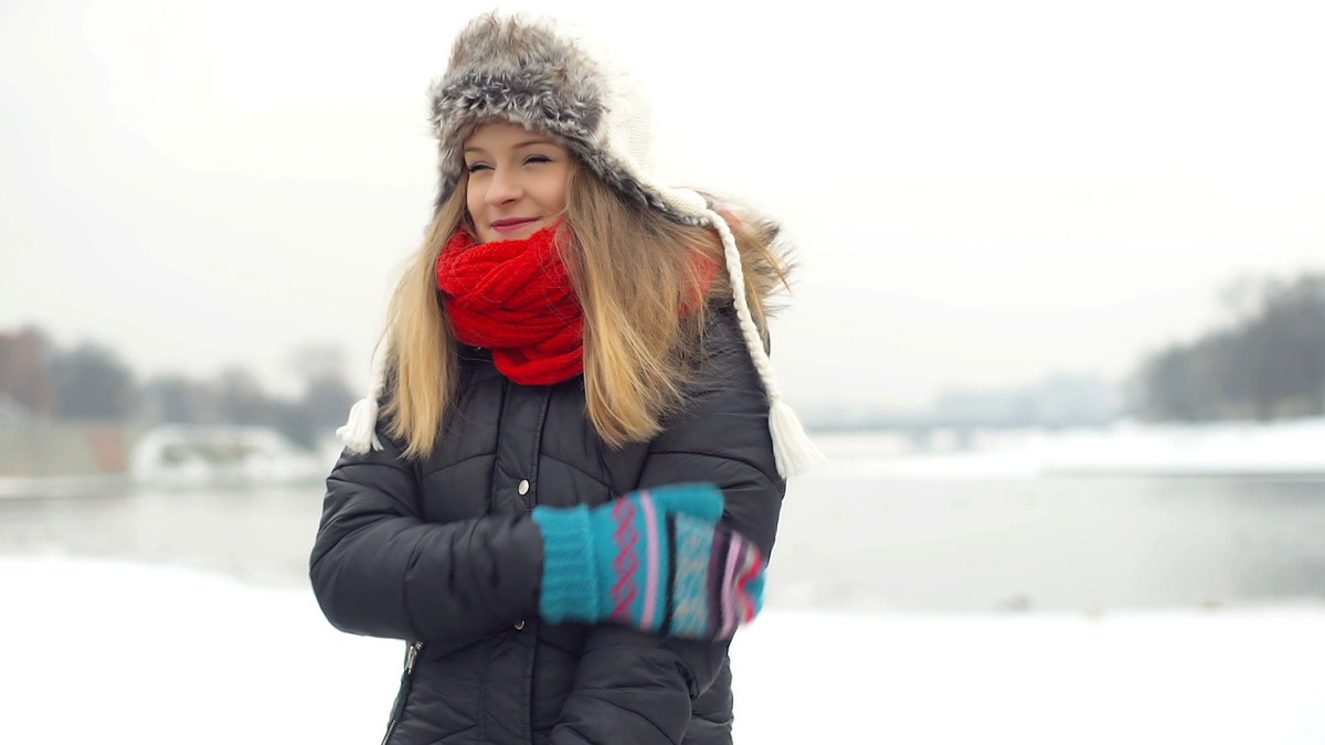 Mặc sai lớp quần áo. Việc mặc đúng lớp quần áo rất quan trọng, giúp bạn an toàn khi chống trọi với thời tiết khắc nghiệt mùa đông. Tiến sĩ Hoàng Xuân cho biết, ông từng cấp cứu một trường hợp đột tử vì đau tim. Nguyên nhân sự ra đi đáng tiếc này có thể bắt nguồn từ việc mặc sai lớp quần áo khiến cơ thể nhiễm lạnh. Theo đó, bệnh nhân mặc 2 lớp áo phông và áo khoác ngoài. Mặc dù mặc 3 áo nhưng cơ thể không được giữ ấm.