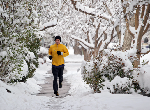 Vậy nhưng, vận động gắng sức khiến cung lượng tim mỗi phút gấp 16-17 lần so với không vận động. Cơ bắp lưu lượng máu cũng tăng hơn 25 lần. Nhiệt độ thấp khiến mạch máu co lại khiến lượng máu về tim không đủ, rất dễ xảy ra tình trạng nhồi máu tim.