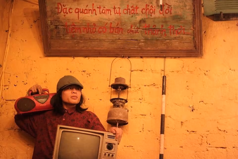 Cao Văn Bắc, sinh năm 1992, ở Diễn Châu, Nghệ An là chàng phượt thủ 9X từng gây chú ý trên nhiều diễn đàn nhờ khoảnh khắc đi xe Minsk, đằng sau treo tấm biển: "Xin lỗi... vì sự ồn ào và khói bụi" trên hành trình chinh phục những cung đường của mình.